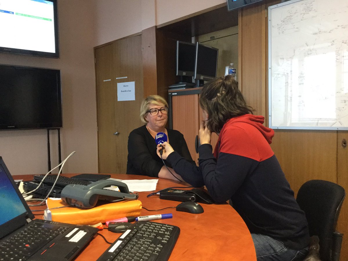 TERPays2LaLoire's tweet photo. Lundi matin, @GuylaineGaudin présente les coulisses de @TERPays2LaLoire sur les ondes de @bleuloireocean! 🎤 Vous saurez tout (ou presque!😉) https://t.co/iVbGAEwuma