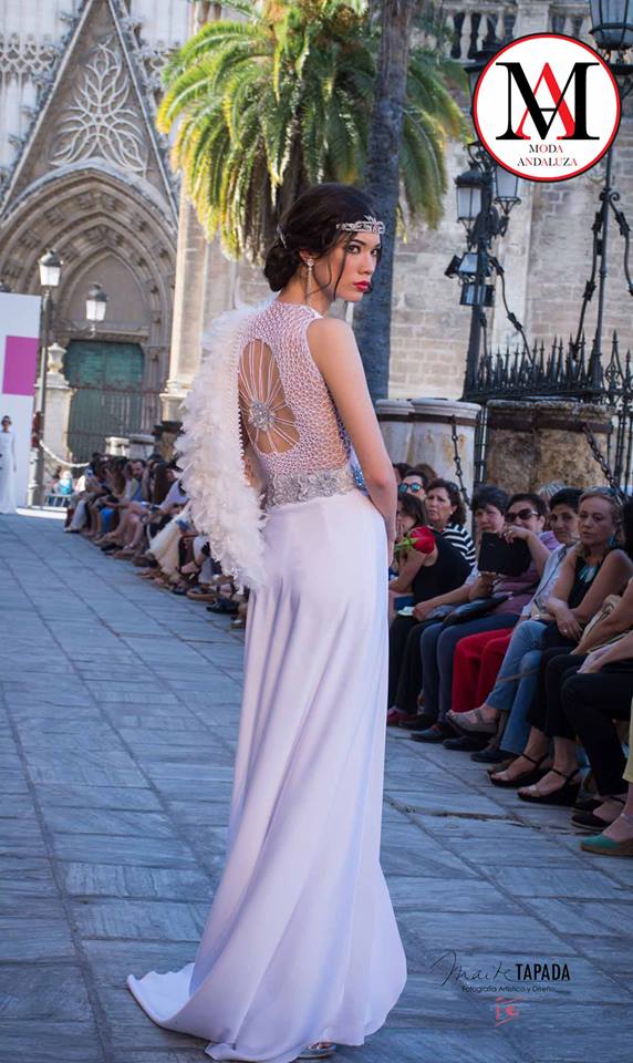 Moda_Andaluza's tweet photo. Diseño de #AtelierRima colección de #modanupcial2016 #ComoPerlas presentada en #SIQ foto  #MaiteTapada #modaandaluza https://t.co/Rygnk3UCGI https://t.co/UvENQnXELX