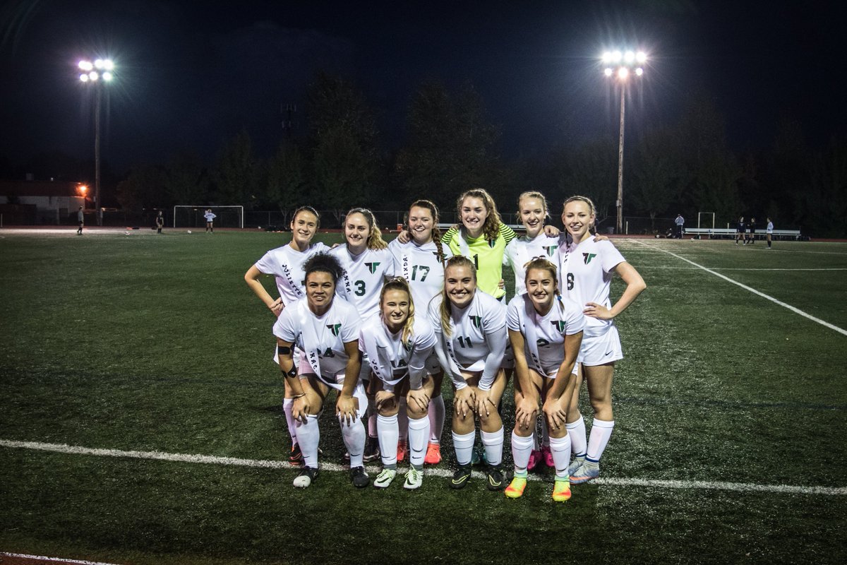 THS GIRLS SOCCER - Proud of your Fight. Proud of the Seniors. #Onward&amp;Upward coachgreenesphotos.com/THS_Fall_Sport…