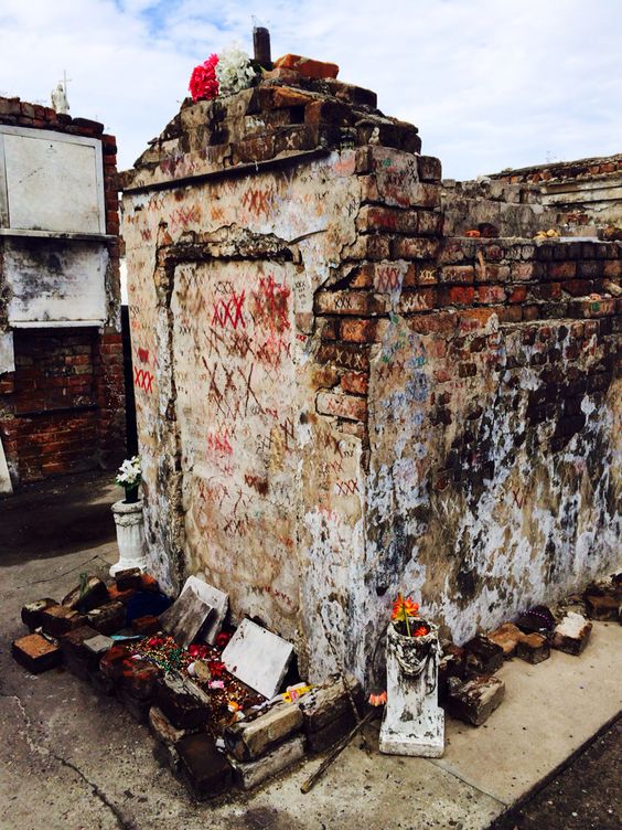 GreatCdnTravel's tweet photo. It's another #spooky #FunFactFriday! New Orleans has tours available that include participation in a #Voodoo ritual! https://t.co/rhQXG8W2Mv