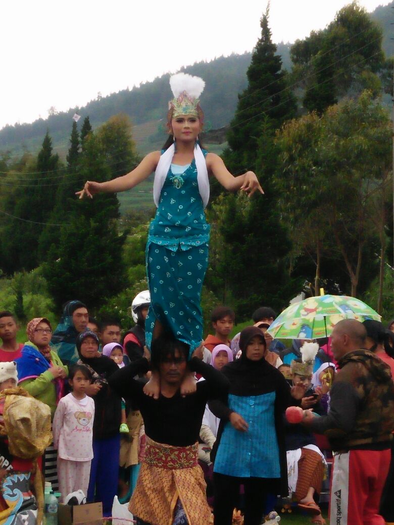 sudut_dieng's tweet photo. Tari #lengger selalu ada di setiap perayaan budaya di kawasan #dieng https://t.co/3NOIOSRObU