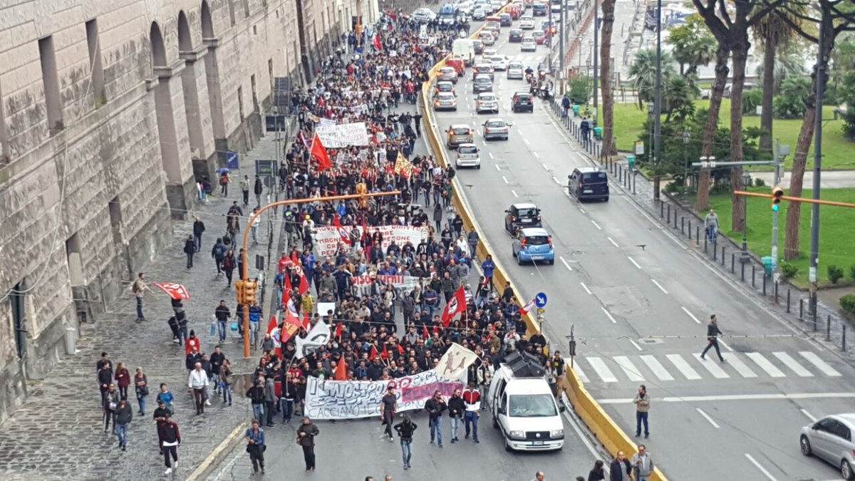 Mope_NA's tweet photo. #21O #Napoli #generalstrike  #nosociale in piazza contro #Renzi e le politiche di austerity @massa_critica_ https://t.co/sMc7vXQqeG
