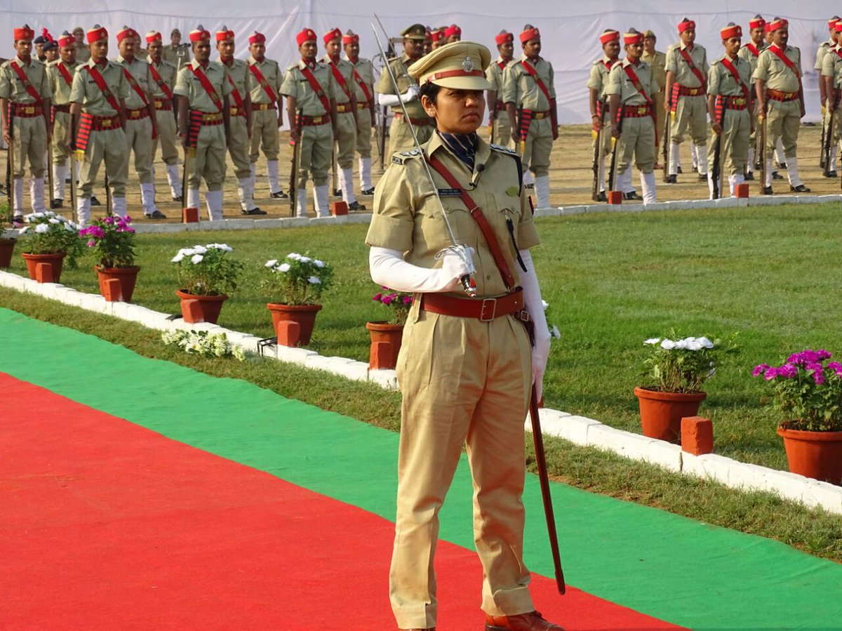 meevkt's tweet photo. #PoliceCommemorationDay पर परेड कमांडर बनी राजधानी की पहली महिला #SSP @DehalManzil 
#ladySingham की दृढ़ता लाजवाब https://t.co/5LEuTLDDmm