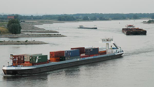 AutenaMarine's tweet photo. Vrijdag en laag water op de Rijn, met spoed 2x #ContainerPlanner #stuwprogramma leveren. Alle zeilen bij om nieuwe klanten vandaag te helpen https://t.co/bd0ltnuwMu