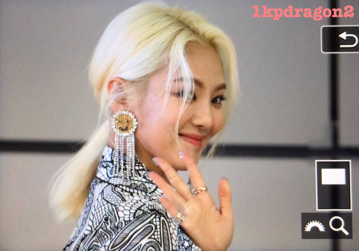 [PIC][21-10-2016]HyoYeon tham dự sự kiện ra mắt BST Xuân - Hè của thương hiệu "KYE" trong khuôn khổ "2017 S/S HERA Seoul Fashion Week" vào hôm nay  CvSCN8VVMAAhcvB