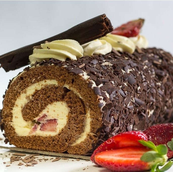 MiamiBakehouse's tweet photo. This is how we like to roll into the weekend at Miami #chocolatestrawberryroll #cookiesandcreamroll #angelroll https://t.co/XtZrFDmnqW