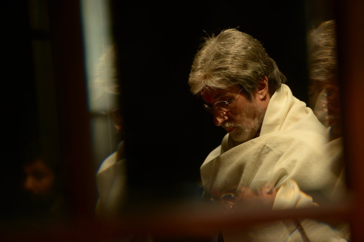 SrBachchan's tweet photo. T 2417 - So Samsung replaces my Note 7 with S7 .. transfer taking place while SARKAR 3 waits for shot to be ready .. https://t.co/7HgyG2GZuc