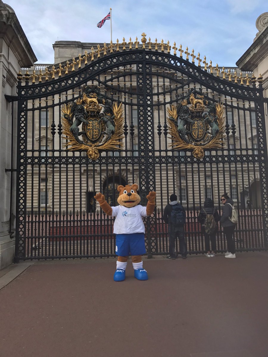 LPESSN's tweet photo. Brio has come to visit the queen! π»βοΈππ¬π§#FridayFeeling #BrioLondonTour #briotakeover #LPESSN @Briothebear https://t.co/xmAOHXlaMZ