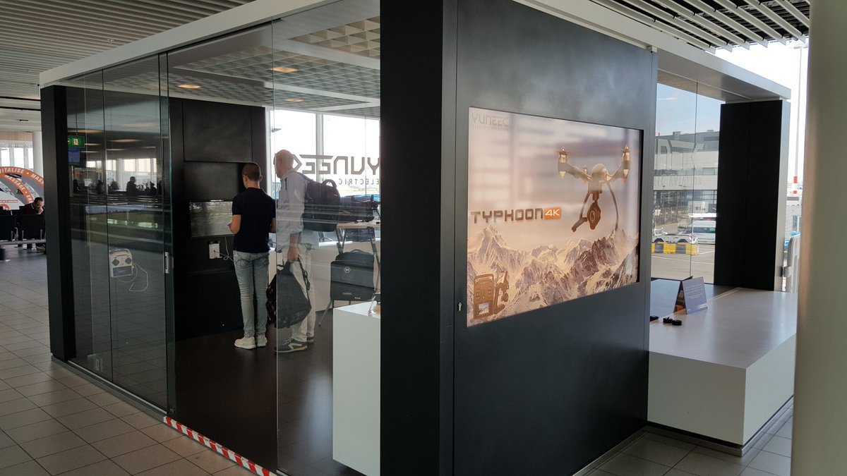 Am Flughafen in Amsterdam #Drohnen fliegen - virtuell. <a href="/YuneecEurope/">Yuneec UK</a> macht's möglich :)