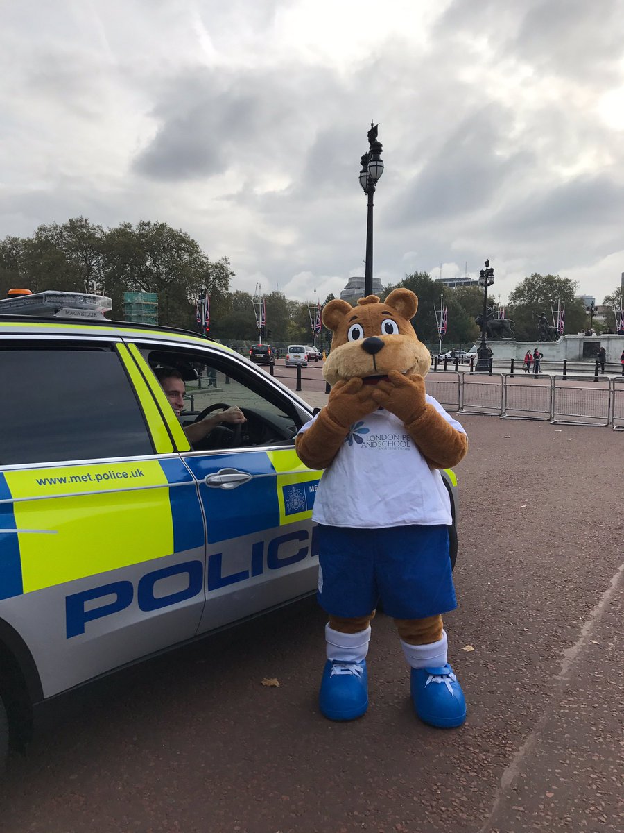 LPESSN's tweet photo. Brio making friends ππ»π¬π§π @Briothebear @metpoliceuk #BrioLondonTour #briotakeover #LPESSN @LPESSN https://t.co/iXobz9bbxk