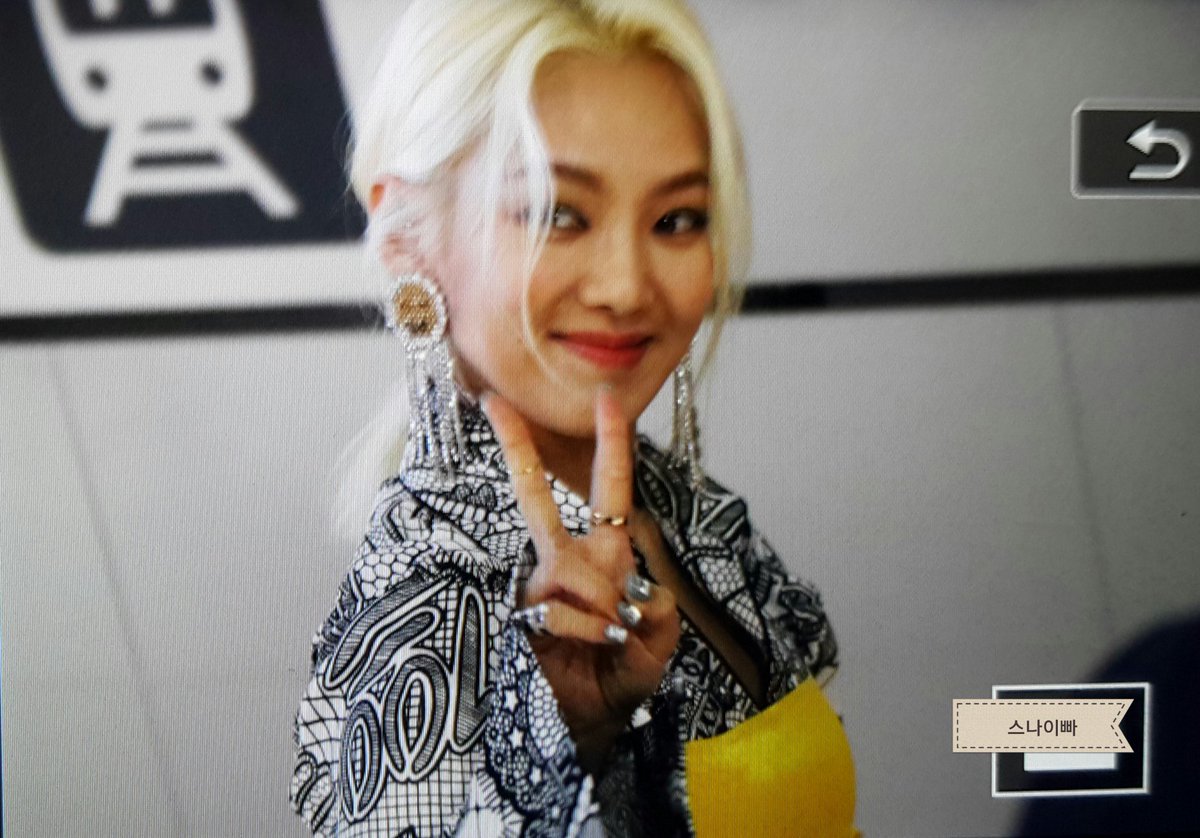 [PIC][21-10-2016]HyoYeon tham dự sự kiện ra mắt BST Xuân - Hè của thương hiệu "KYE" trong khuôn khổ "2017 S/S HERA Seoul Fashion Week" vào hôm nay  CvSIELJUsAEN_m9