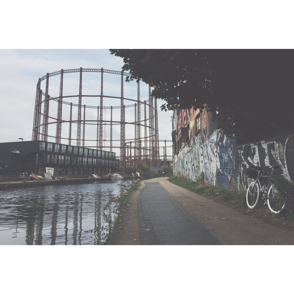 Meetings all morning, meaning I get to cycle around Hackney seeing sites like this: my favourite East-based postcard scene 🚲 #EastLondon