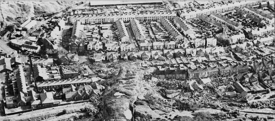 aaronramsey's tweet photo. Remembering those who lost their lives in the tragedy at Aberfan. My thoughts are with them, their family and their friends today #Aberfan https://t.co/BJcNnrNOoM