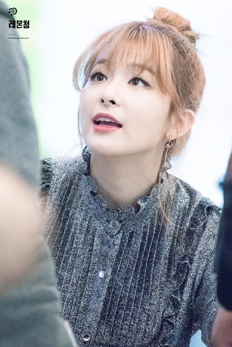 LM_pic's tweet photo. 161021 BIAF 슬기
#레드벨벳 #슬기
#RedVelvet #SEULGI 

무슨 조명이 지하주차장보다 안좋냐...
그래도 슬갸 너무이뻐,,,,ㅜㅜ

HQ: https://t.co/E3PHxxStxC https://t.co/LvbdgzZ31E
