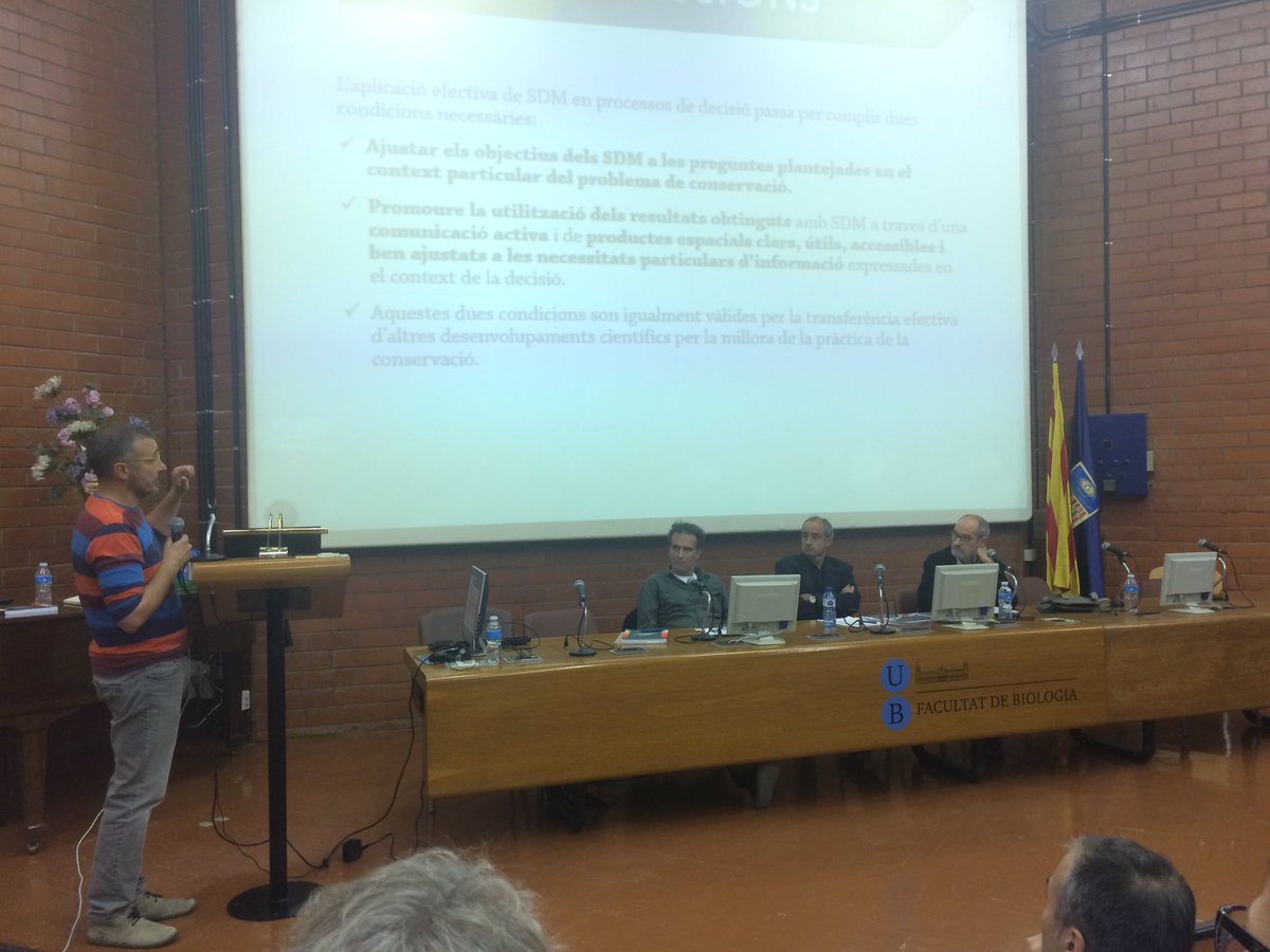 Gerard_Bota's tweet photo. Dani Villero defensant tesis sobre aplicació models distribució especies en la conservació @ecolandlab @ctforestal https://t.co/mHCUsjO2zy