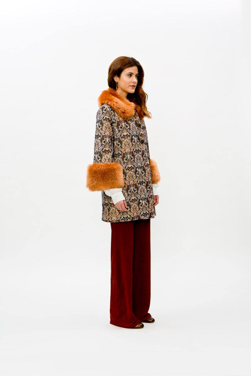 Estalot's tweet photo. ¡Comienza el frío! Descubre nuestro abrigo de Jacquard con apliques de pelo en https://t.co/1Id292wCAi https://t.co/ey5Ll1mdWC