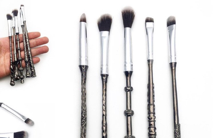Mar_Montoro's tweet photo. ¡Lo nuevo en #makeup: las brochas-varitas de Harry Potter! https://t.co/BMsmI4Pfyf #storybookcosmetics #style https://t.co/gxyt5Vu6zZ