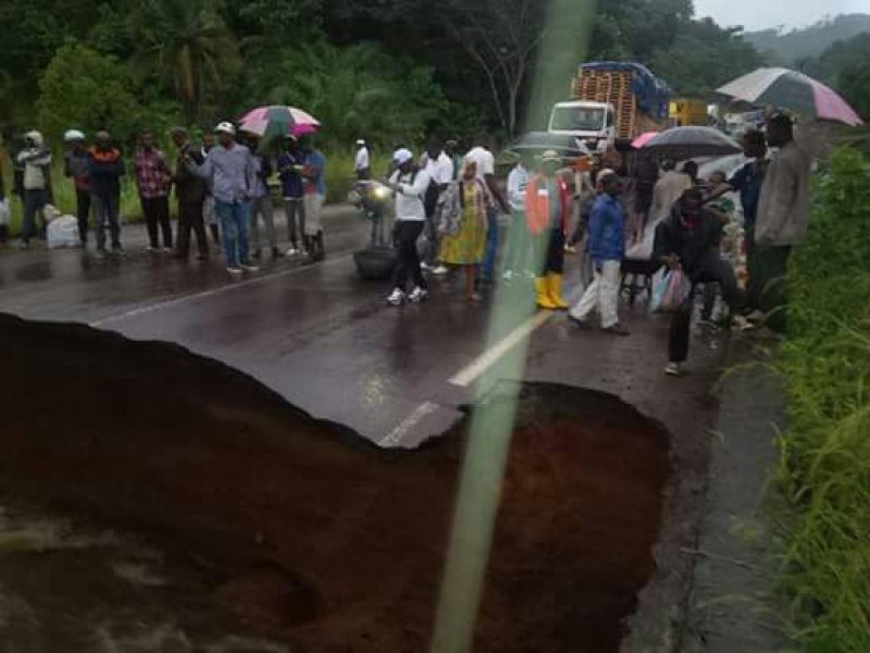 AfroMondes_'s tweet photo. La route Douala-Yaoundé coupée, les voyageurs bloqués dans les agences https://t.co/xWGxIWhDkH #AxeLourd #Cameroun #Mintrans https://t.co/wuIKvqAksl