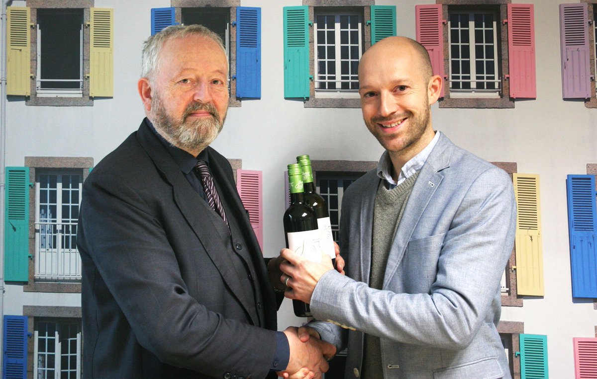 gwsmedia's tweet photo. Congratulations to Aaron Slater from @itstinyspark for winning 2 bottles of wine from our most recent exhibition #BSSW2016 Enjoy them! :) https://t.co/hG0UxfA1PU