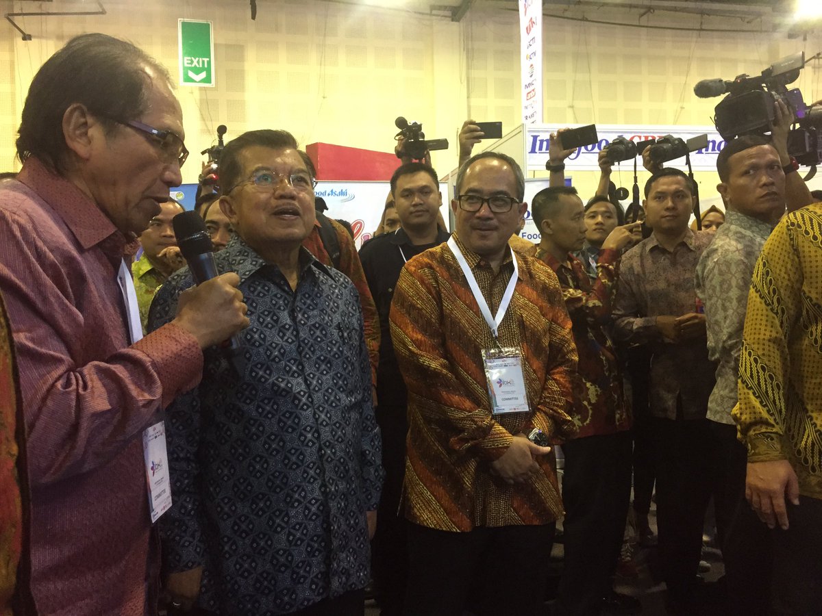 TRANS7's tweet photo. Wakil Presiden RI Bapak Jusuf Kalla dan Pak Ishadi S. K. saat mengunjungi booth TRANSMEDIA. #IBX2016 https://t.co/kxjMLt5BeO