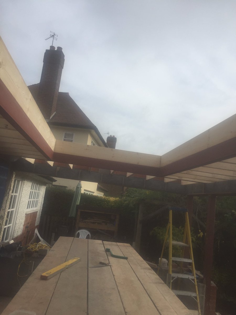 Rest of steels in and flat roof joists in place it's gonna be nice with the 4.2m x 2.0m glass canopy in place 👍🏼