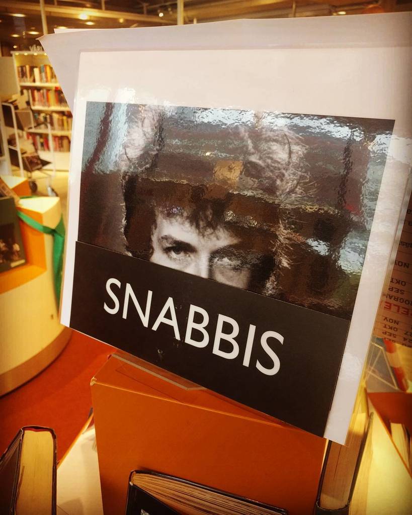Serieteket's tweet photo. Dylans sängkammarblick. Sugen?
#bibliotek #bibliotekplattan #humor #bobdylan #snabbis https://t.co/adkgKLX0kA https://t.co/tJ2eTIi43u