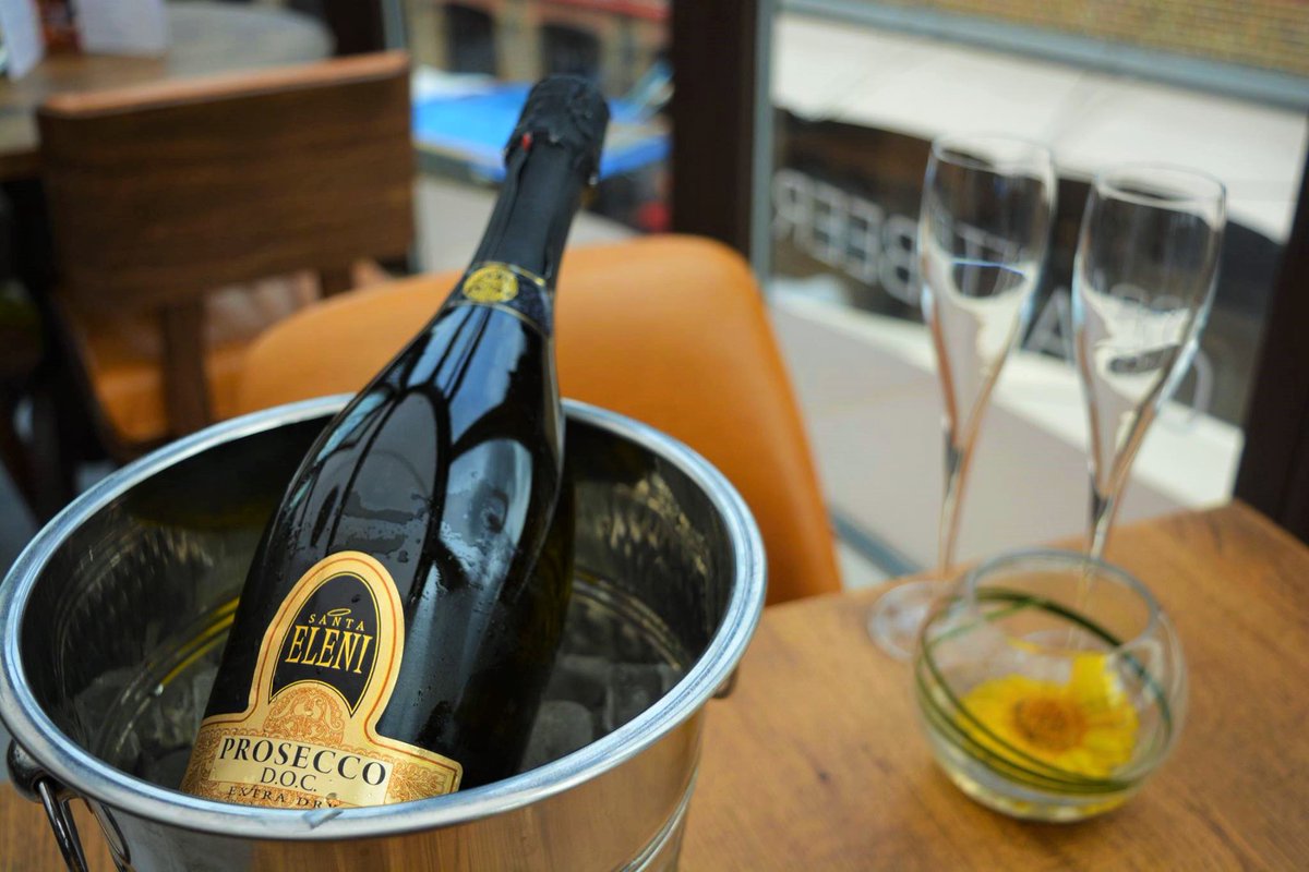 Atrium_Events's tweet image. It’s #Friday. Time to pop some bottles at #AtriumKitchen. #Camden #FridayFeeling #Friyay #PoppinBottles #Prosecco #FizzFriday #Mixology
