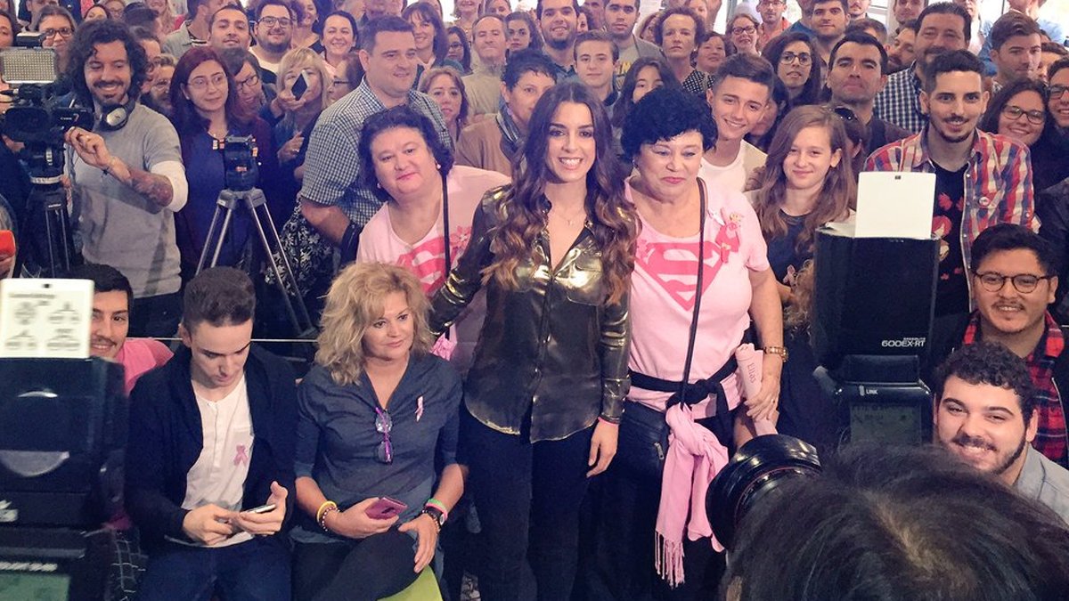 eltelevisero's tweet photo. .@divinity_es emite mañana el especial #UnRecordPorEllas sobre el Guiness solidario que logró @RuthLorenzo1 https://t.co/A0UFQeWcZa https://t.co/ttCAybgU01