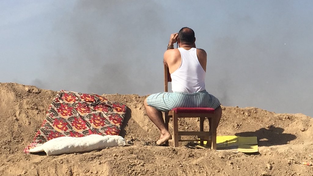 fgerschel's tweet photo. Un militaire kurde observe un village tenu par les djihadistes sur le front de Mossoul. La discipline se relâche #mossulops https://t.co/jAXeoBh6Qp