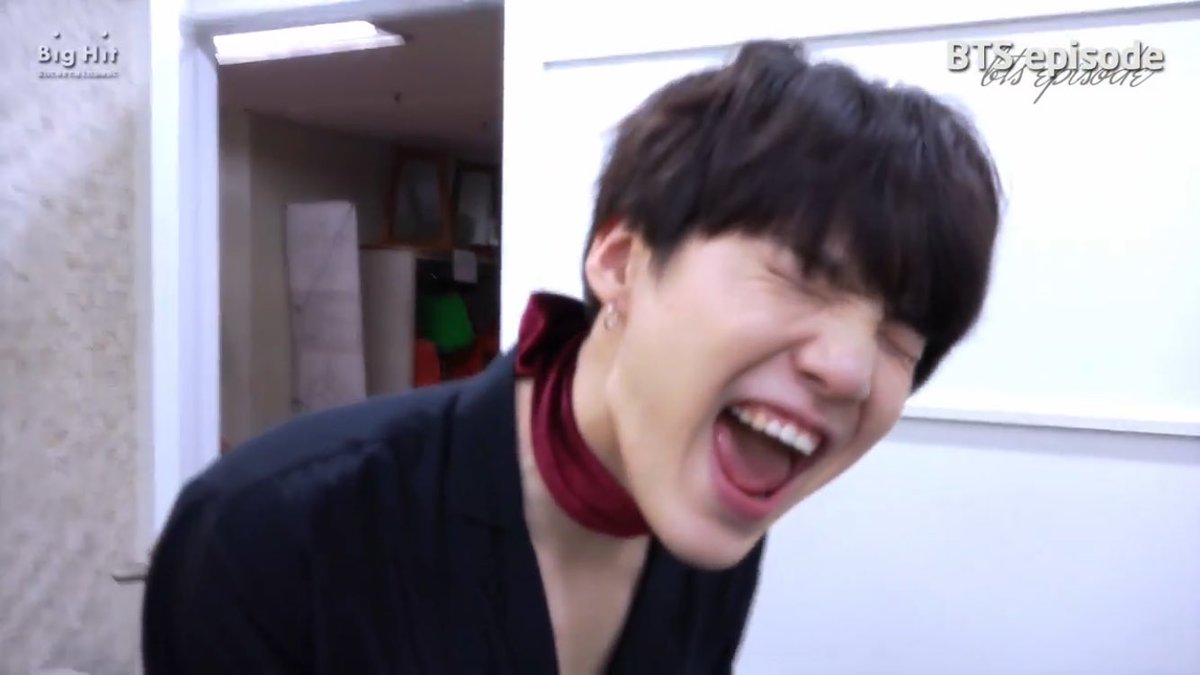 yoonminet's tweet photo. yoongi went from screaming like an idiot to back to normal in just a few seconds..a legend https://t.co/lx29NE1Jsb