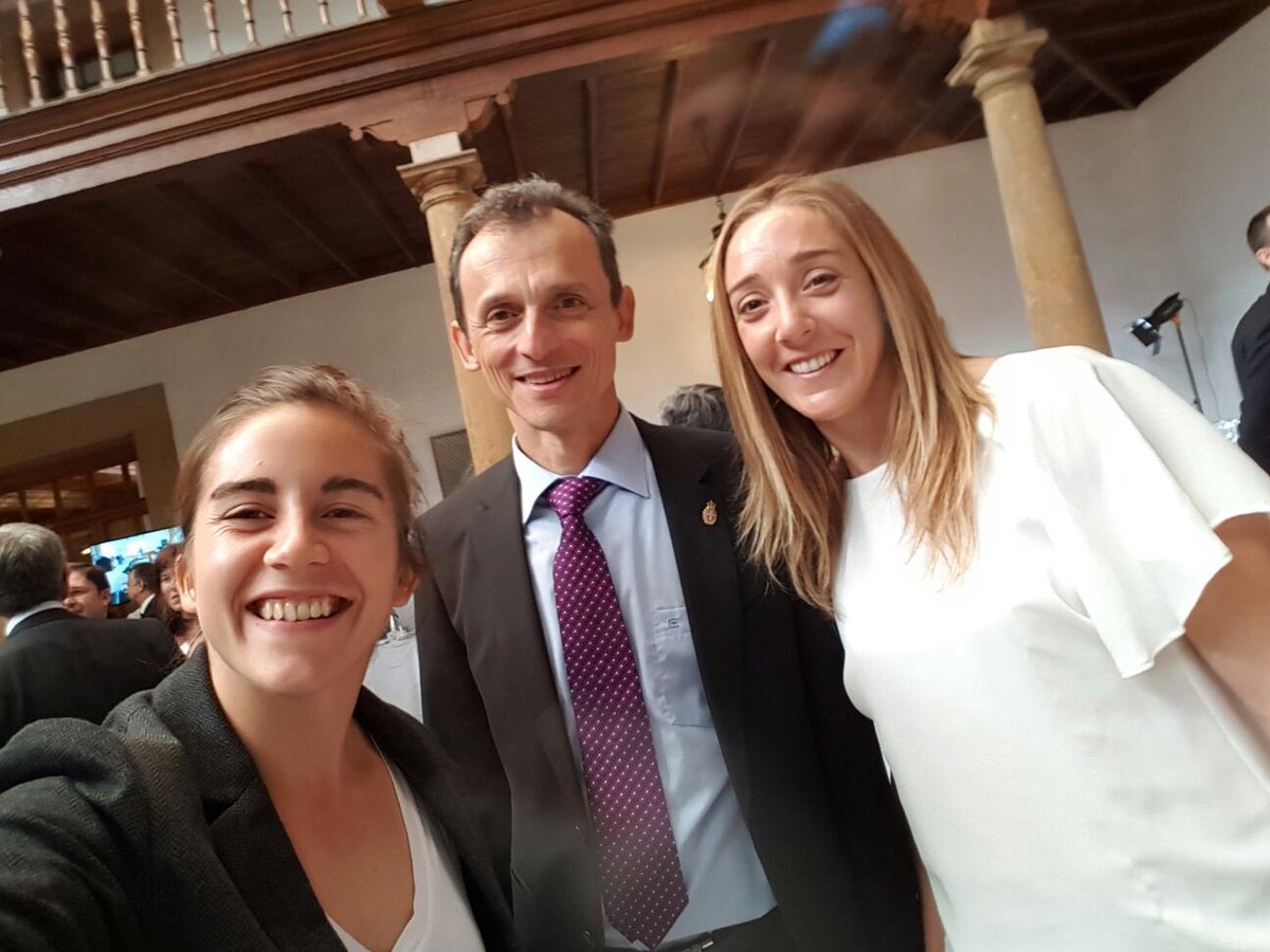 PGR_RUGBY's tweet photo. Más cerca de las estrellas que nunca con @astro_duque y @bertantuna en #PremiosPrincesadeAsturias #PrincessAsturiasAwards https://t.co/UQJ10ghdFN