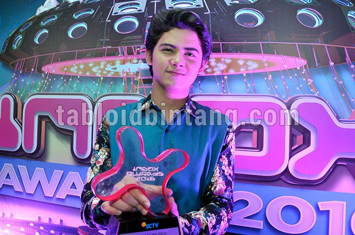tabloidbintang's tweet photo. FOTO Aliando Cute Banget Pake Kemeja Bunga-bunga https://t.co/PUTUJkJI6d https://t.co/nYsrCxAabd