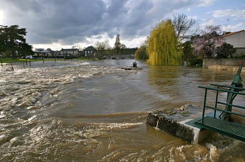 CeremaCom's tweet photo. Journée technique du #Cerema le 01/12 : Reconstruction territoriale post #inondation : quels retours d’ #expérience? https://t.co/c0owCxuQwm https://t.co/EziXCSPx23