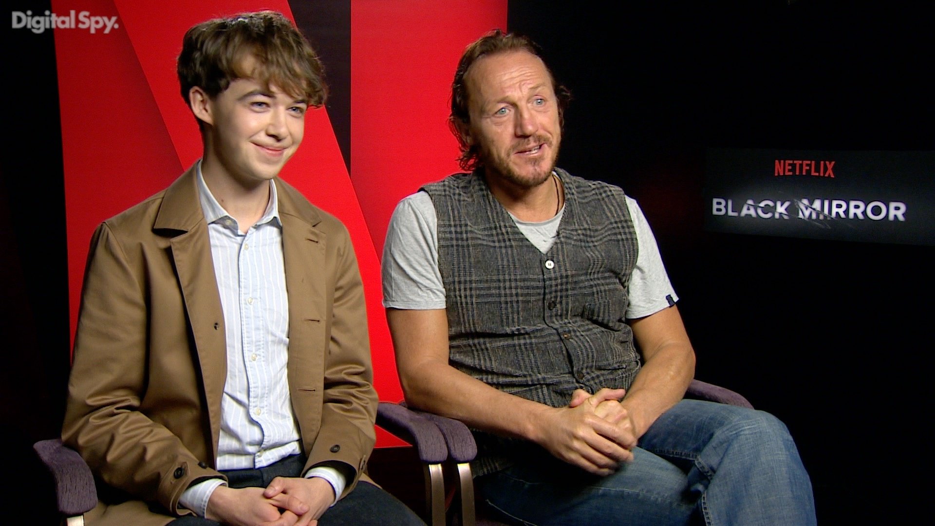 Gameofthronesjp ジェローム フリンのブラック ミラー シーズン３に関するインタビュー動画 ジェロームいわく シーズン１エピソード１の英国首相がブタとsexさせられそうになる話を見てハマったそうです Blackmirror T Co Rdu2u8ng2u T