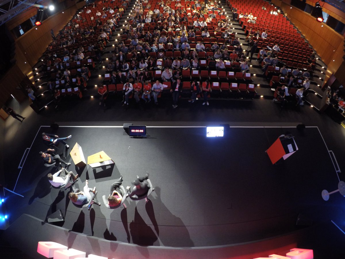 varandaas's tweet image. A big Hello from the sky!! #productized16