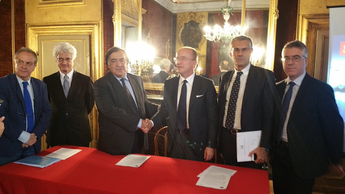 ComunePalermo's tweet photo. Firmato il Memorandum Palermo prima città #digitaliani @ComunePalermo @CiscoItalia #DigiPA #digitaliani   https://t.co/za6DAjldkg https://t.co/uqg566hfGE