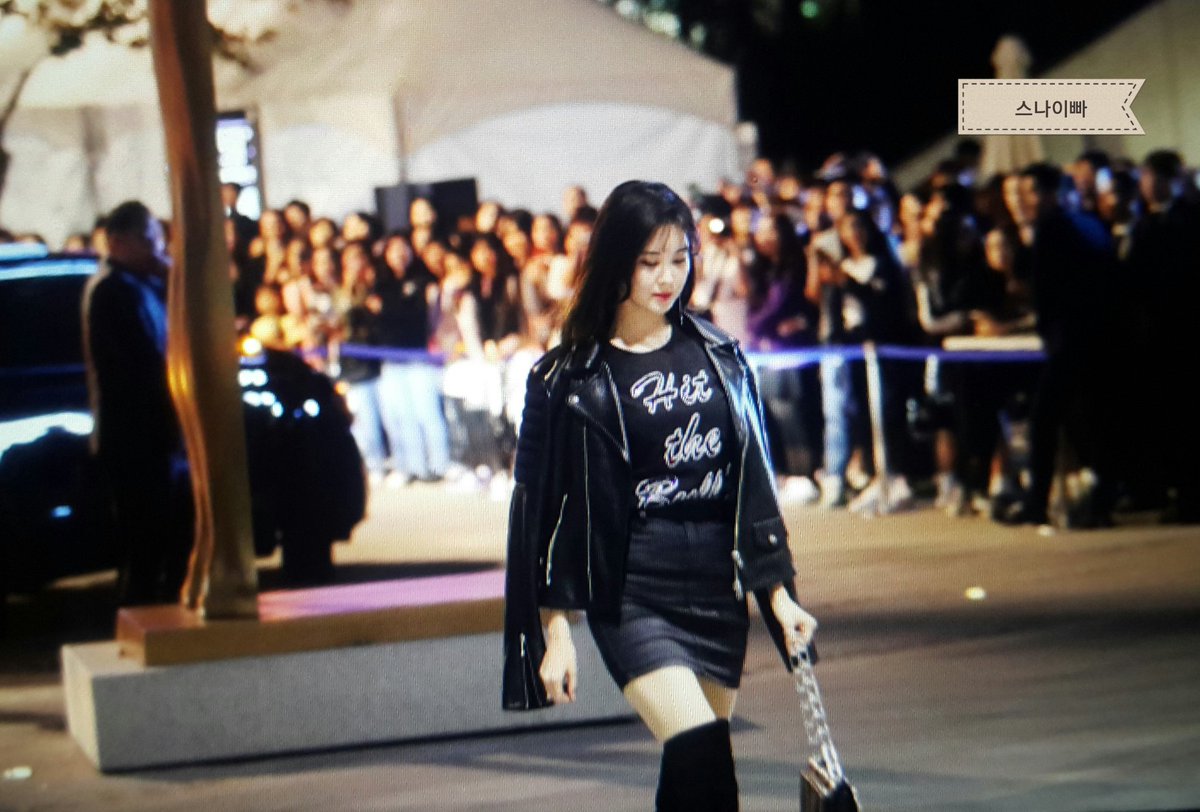 [PIC][21-10-2016]SeoHyun tham dự sự kiện ra mắt BST Xuân - Hè của thương hiệu "SURREAL BUT NICE" trong khuôn khổ "2017 S/S HERA Seoul Fashion Week" vào hôm nay  CvSfesdUEAEgsJ2