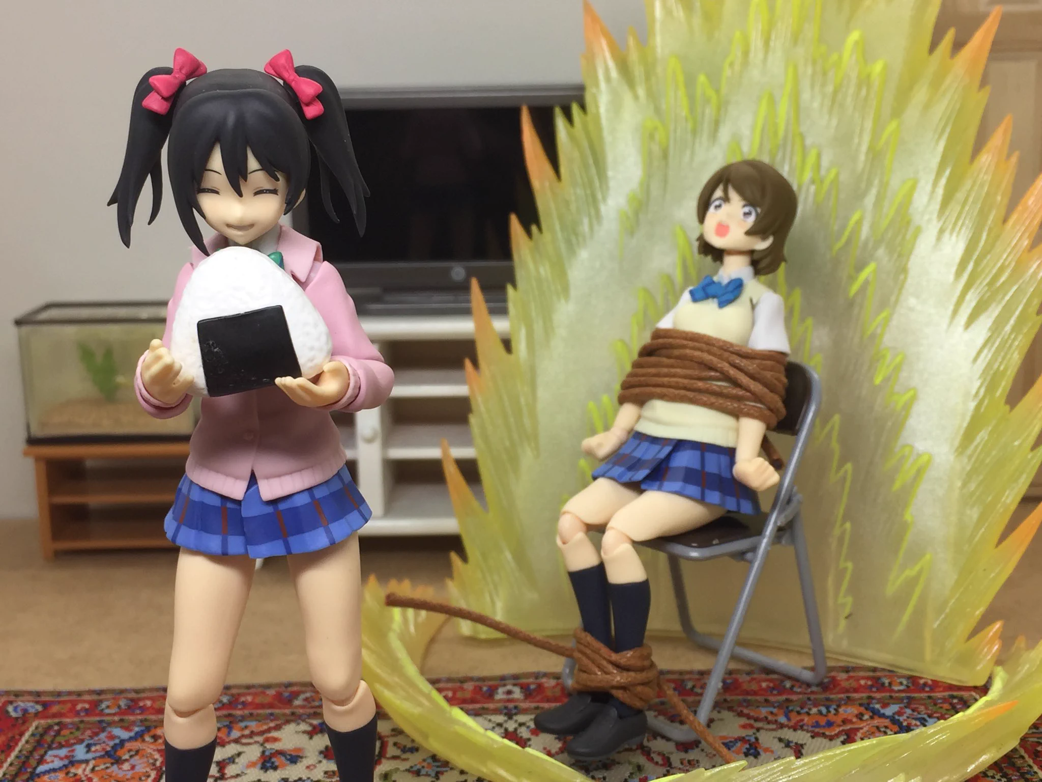 おにぎりの取り合いｗ大人の人形遊びは子供の遊び方の斜め上をイってるｗｗ