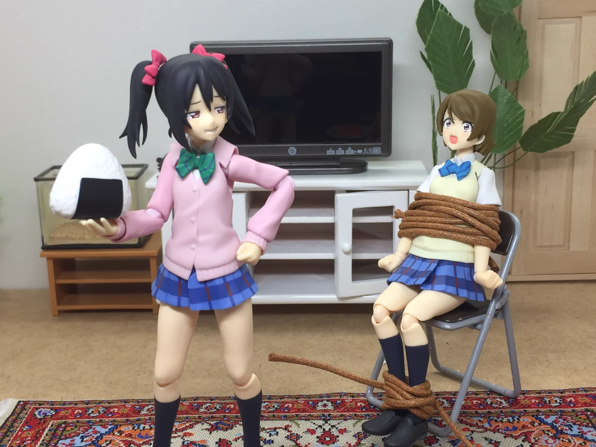 おにぎりの取り合いｗ大人の人形遊びは子供の遊び方の斜め上をイってるｗｗ