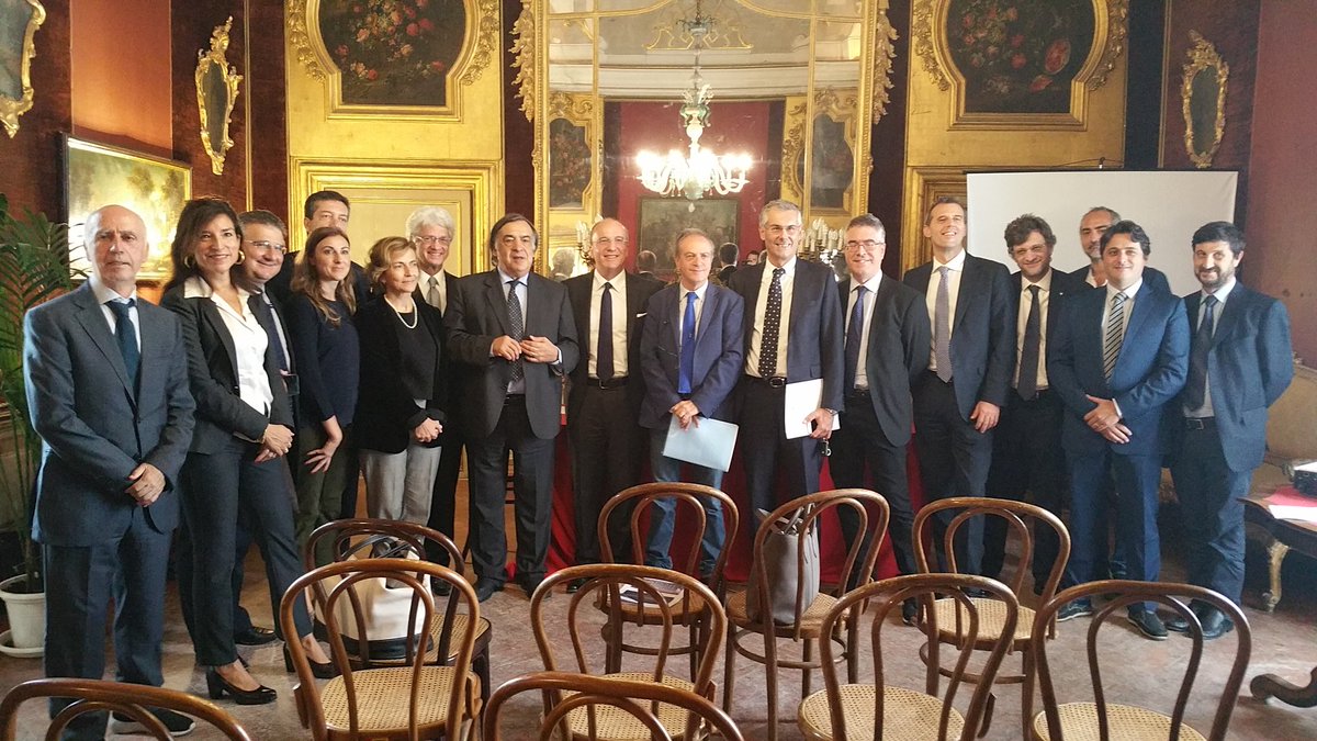 ComunePalermo's tweet photo. Memorandum dopo tanti mesi di lavoro il team al completo @ComunePalermo @CiscoItalia #DigiPA #digitaliani https://t.co/wrJnOVMlqa