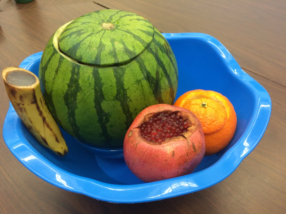 c_scientifique's tweet photo. Un bol de fruits gélifiés et sphérifiés avec des sphères inverses style Mojitos. #concentrationscientifique #cuisinemoléculaire #SAMfierté https://t.co/yOgq2JJEdD