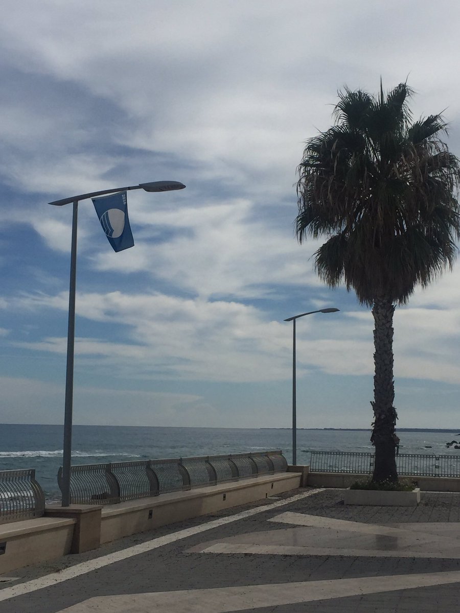 albertz73's tweet photo. Senso su lungomare a Torre Melissa. Bella sorpresa! @Schreder_SpA https://t.co/8yEGOjkDMH