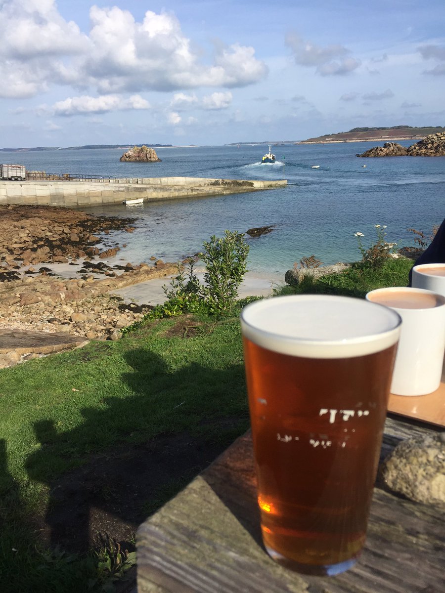 Pint of <a href="/Nickonagnes/">Turks Head</a> Turks watching <a href="/stagnesboating/">John Peacock</a> coming in, so good to be back #FridayFeeling