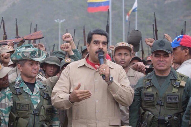 venezolanoenpie's tweet photo. Juego peligroso 

El chavismo está llevando al pueblo de Venezuela a que en vez de pedir revocatorio pida la cabeza de Maduro https://t.co/ugAXL76Roe