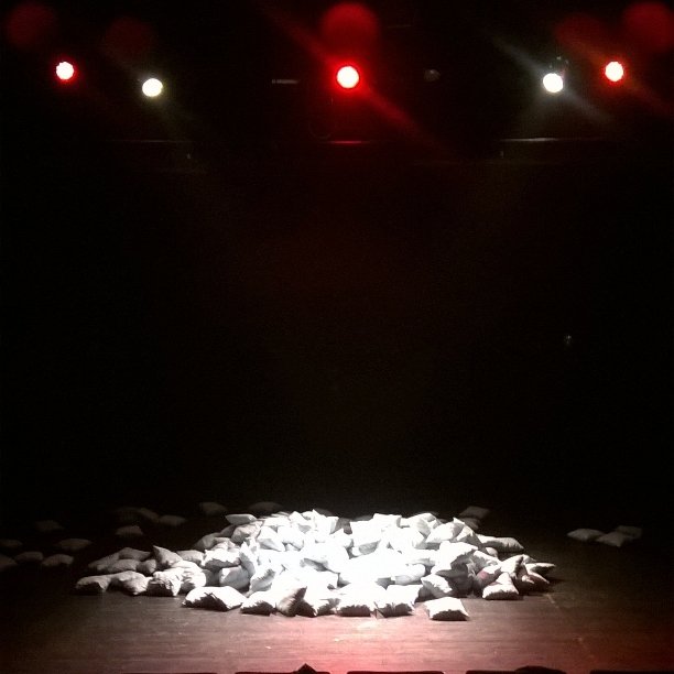 EinEuroEnsemble's tweet photo. Heute "Höre deutlich Herz pumpt Blut"! Restkarten an der Abendkasse #eineuroensemble #theater https://t.co/6LvSDc6Ubu