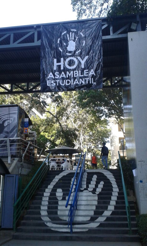 ucabme's tweet photo. Por nuestro futuro, asamblea estudiantil a las 9 en Plaza Mickey.
Nadie nos detendrá, somos estudiantes! https://t.co/Kmh5xSTHWk