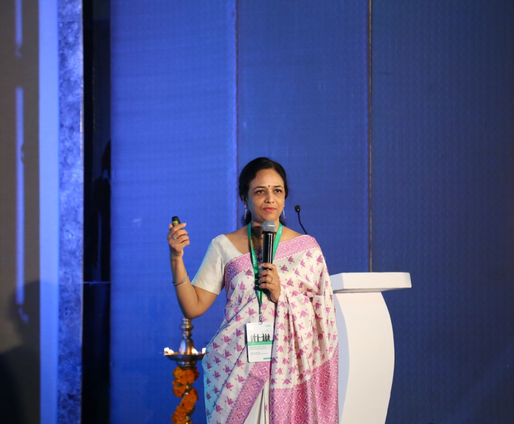 SchneiderIndia's tweet photo. Our HR leaders take to the stage #Rendezvous2016. From (L-R) Rachna Mukherjee, Chief Human Resources Officer and Srinivas Surapani, VP - HR https://t.co/CkA9lI6JxE