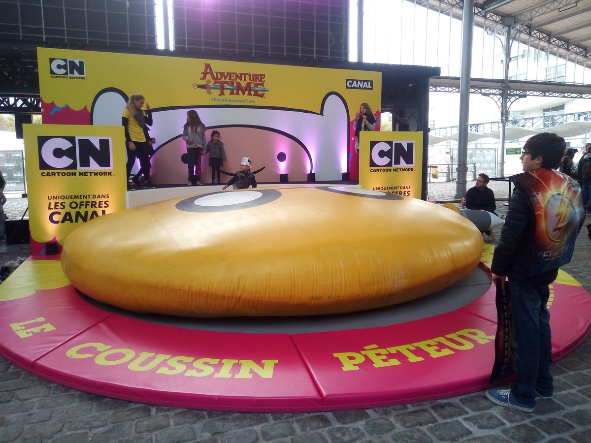 ZeCom45's tweet photo. #ComicConParis2016 ZE-COM est présent avec le plus grand coussin péteur du monde ! #ZeCom45 #canalplus #ProutAdventureTime https://t.co/H5yAZFTePr
