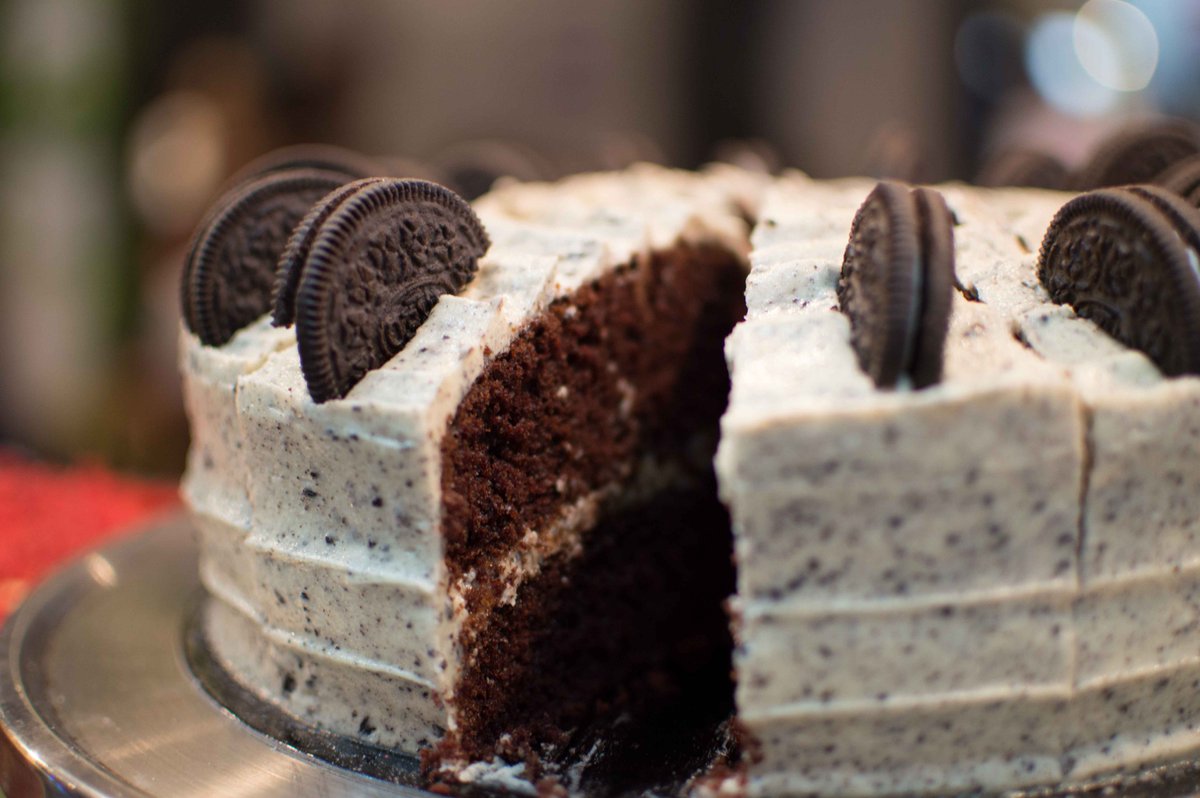 MASSIStea's tweet photo. This badboy is back for the weekend at our @MADDHattersCafe!

#oreo #cake #teaandcake https://t.co/laMV4R1ag6