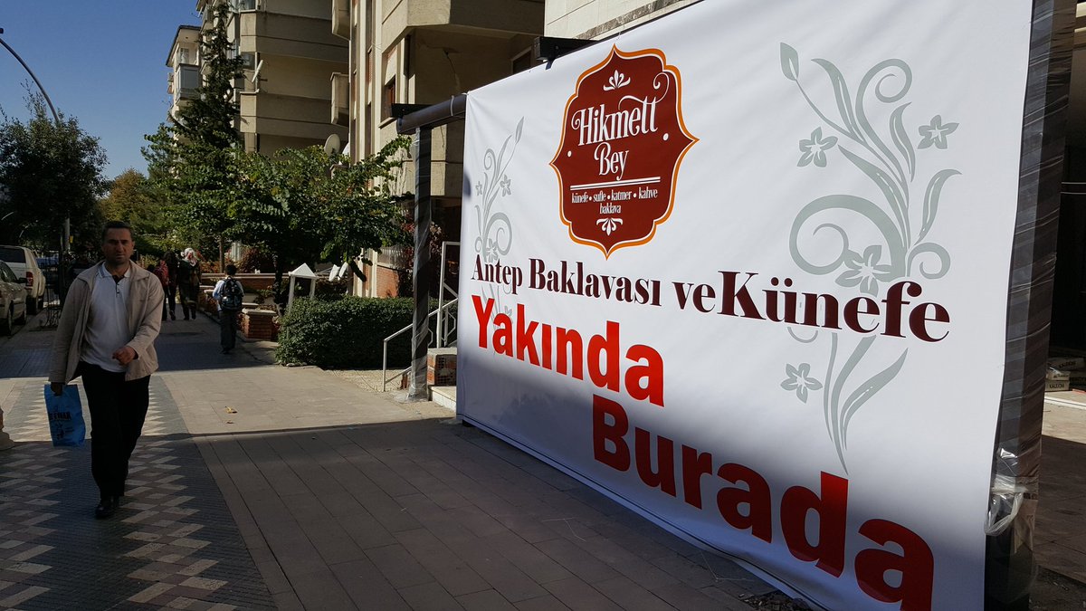 Malatya da bir ilk... 
Hikmet Bey...
Baklavalar günlük Gaziantep ten...
Kunefeler Hatay dan... 
Tavsiye ediyorum.